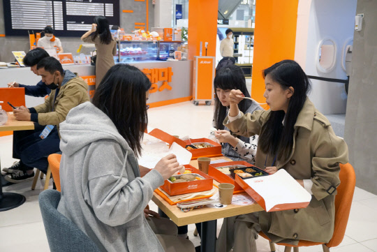 외국인 유학생들이 기내식을 맛보고 있는 모습. <제주항공 제공>